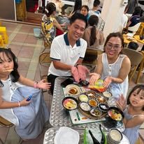 Gia đình thưởng thức mâm chè tại quán